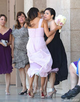 组图：“绝望主妇”伊娃做伴娘 逗小孩场面有爱