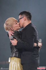 组图：陈慧娴张学友亲吻无顾忌 演唱会变老友会