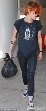 组图：暮光女变太妹！染红发盘头不羁做自己