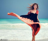 组图：超模芭芭拉湿身诱惑 沙滩少女宽衣解带