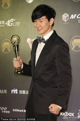 组图：林俊杰4度入围金曲终封王 激动连吻奖杯