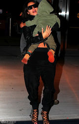 组图：金-卡戴珊深V秀半球 抱爱女甜蜜亲亲