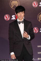 组图：林俊杰戴蝴蝶领结走红毯 粉丝尖叫