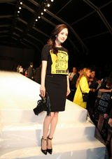 组图：杨幂看秀上围丰满 清新俏丽获总监合影