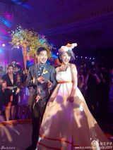 组图：黄小蕾怀孕4月办婚礼 张国立出席