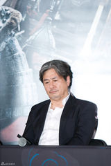 组图：崔岷植李贞贤亮相《鸣梁》试映会