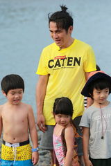 组图：Kimi融入大家庭 沙滩K歌不忍别离