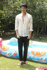 组图：郭雪芙刘以豪庆新剧收视大玩水枪