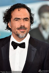 组图：威尼斯红毯《鸟人》伊纳里图牵手娇妻