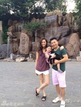 组图：李小鹏一家游长城 奥莉乖巧惹人爱