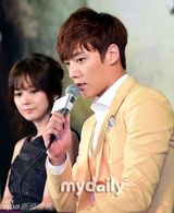 组图：《命运》发布会 张娜拉露美背性感亮相