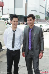 组图：郑嘉颖冒酷热拍翻车戏 惊险场面替身代劳