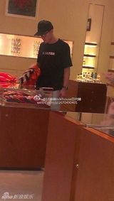 组图：刘翔与妻子甜蜜牵手逛奢侈品店 葛天高挑