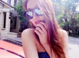 组图：孙敬媛夏日写真露蛮腰 狂野长发秀美腿
