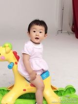 组图：好声音金志文女儿满岁 有爱全家福曝光