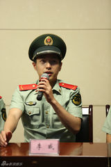 组图：《兄弟》叶祖新洗内裤 迟帅捡肥皂基情