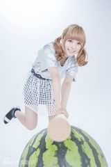 组图：卡莉怪妞双马尾 套泳圈砸西瓜萌度爆表