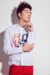 组图：袁成杰红白配写真 搞怪轻熟男个性魅力