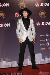 组图：萧敬腾复古宽檐帽 静若凤飞飞动如MJ