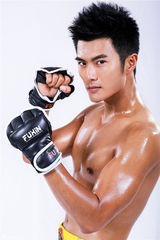 组图：沈泰生猛拳王写真身材惹火