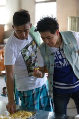 组图：熊爸萌娃集市叫卖 老爸刷脸宝贝卖萌