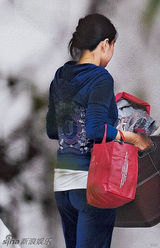 组图：郭晶晶搬出霍家豪宅 宝宝近照曝光