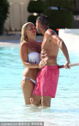 组图：女星弗兰基与男友水中舌吻 互摸激情难挡
