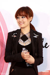 幻灯图：容祖儿露背装示人 健康状况频出直言犯太岁