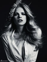 组图：荷兰超模瓦莱丽半裸出镜 豪放秀傲人双峰