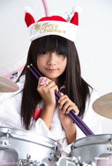 组图：许雅涵变身四川美食宝贝 为小吃比赛代言