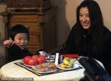 组图：王志文携妻揽子打球赛 小家伙搞怪父子颇似