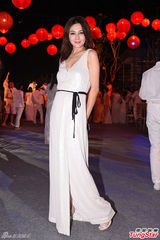 组图：钟镇涛婚礼热吻妻女 一家四口笑靥如花