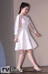 组图：金贤珠出席发布 透视白裙纯美性感