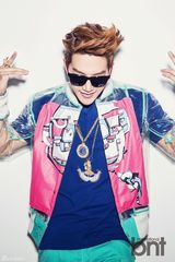 组图：2PM成员Jun.K写真 鲜艳潮搭个性足