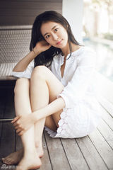 组图：王乐君泳池写真曝光 似出水芙蓉清新动人
