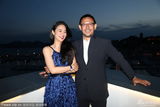 组图：姜文携妻周韵恩爱拍写真 铁汉也有柔情时
