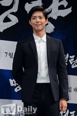 组图：《鸣梁》发布会 戏骨崔岷植演朝鲜名将