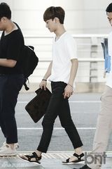 组图：EXO赴成都开唱 灿烈黑衣扮酷世勋帅气