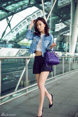 组图：王珞丹夏日街拍曝光 笑容明朗青春浪漫