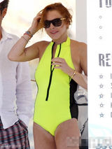 组图：林赛-罗韩保守泳装遮肉 胸与屁股下垂明显