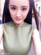 组图：杨幂产后复出时装周 绿装清爽上围抢镜