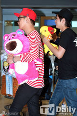 组图：Block B离台返韩 黑超炫酷纹身醒目