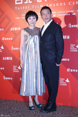 组图：台影奖郭采洁花裙俏皮 许玮宁深V性感