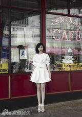 组图：毛晓彤纽约造型被赞 坦言最喜欢清新风