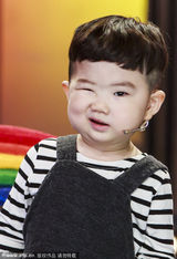 组图：韩国正太吃海苔啃棒棒糖 耍宝萌化谢娜