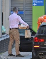 女王看望凯特王妃 传统仪式宣告王室新成员降生