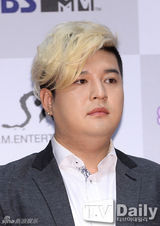 组图：SJ3D新片首映式 众成员正装出席宣传