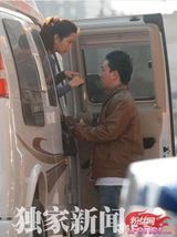 组图：何洁释小龙甜蜜回京 购家具同行照曝光