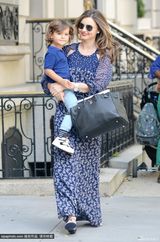 组图：米兰达-可儿抱儿出街萌娃留长发 小精灵初长成