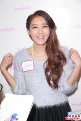 组图：官恩娜喜当设计师 称不会闪婚